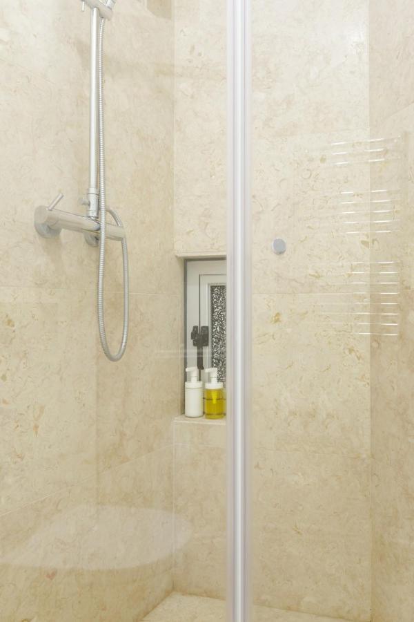 Update Urban Chic Flat In 19Th Century Building 2 Bedrooms & 2 Bathrooms & Ac Central Alfama District Lisbon Luaran gambar