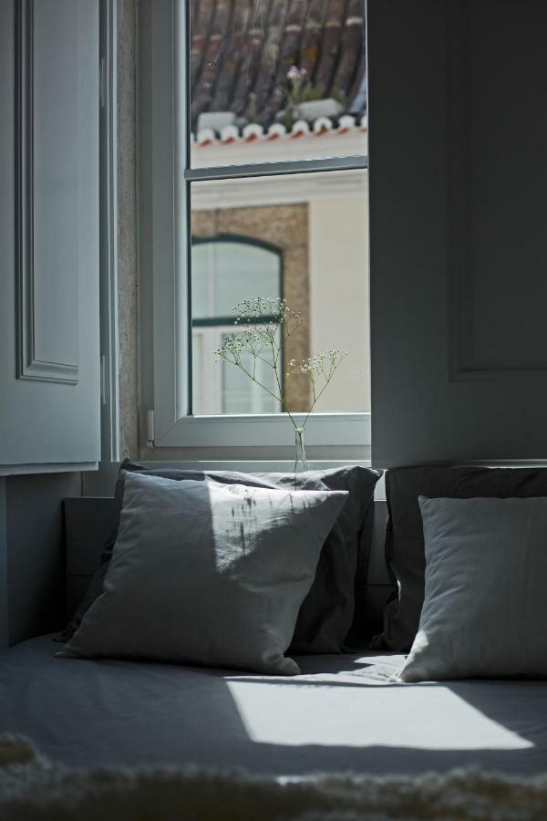 Update Urban Chic Flat In 19Th Century Building 2 Bedrooms & 2 Bathrooms & Ac Central Alfama District Lisbon Luaran gambar